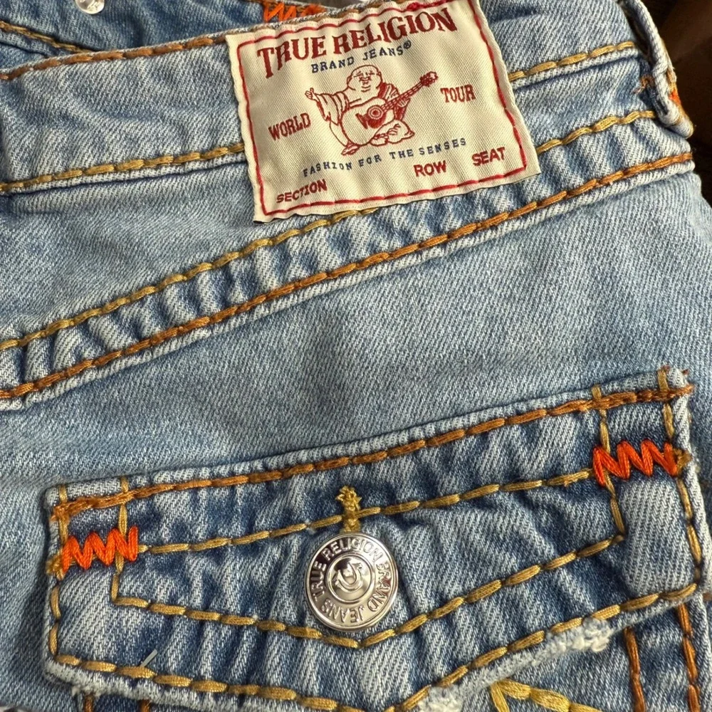 True Religion Sadie Mini Skirt Distressed Frayed Denim Medium Wash Size 25 - Picture 4 of 5
